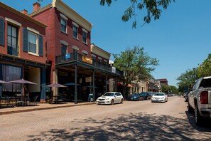 Exterior - HUGE 2 bedroom unit on Main Street (Saint Charles)