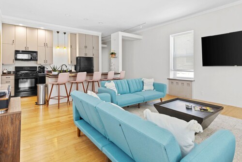 HUGE 2 bedroom unit on Main Street