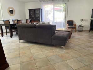 Téléviseur, foyer, jeux vidéo, table de ping-pong