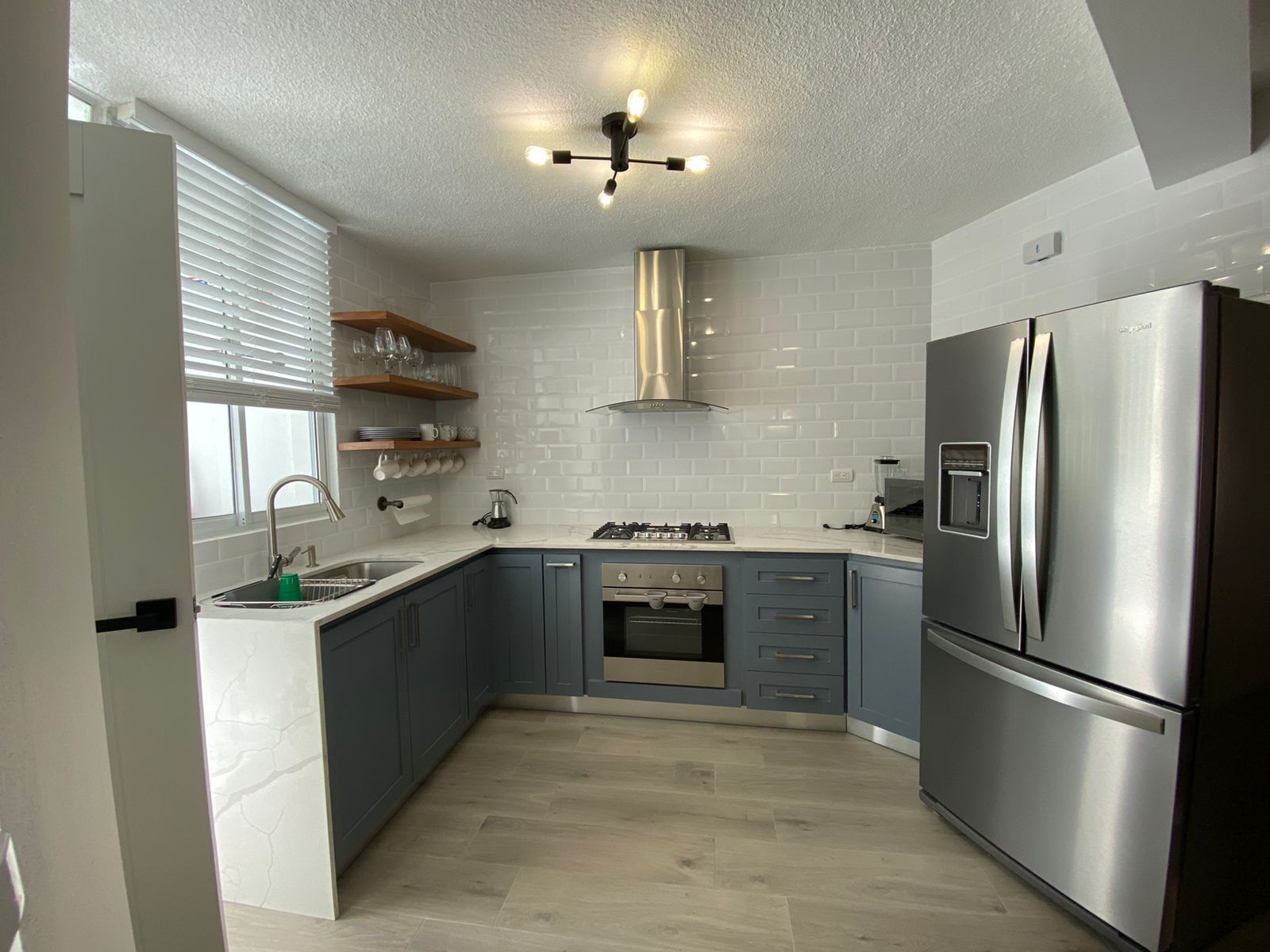 Geladeira, micro-ondas, fogão, cooktop