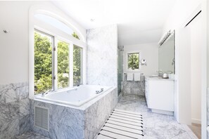 Badewanne, Haartrockner, Handtücher