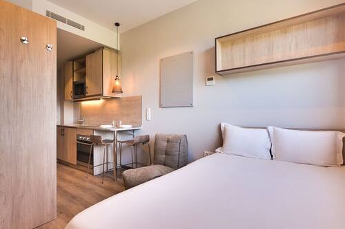 Superior tweepersoonskamer | Een bureau, een laptopwerkplek, gratis wifi, beddengoed