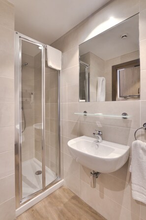 Douche, articles de toilette gratuits, serviettes fournies