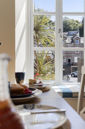 Dining - Old Mill Court, Charming Mews House with Parking (Brixham)