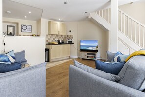 Smart TV - Old Mill Court, Charming Mews House with Parking (Brixham)