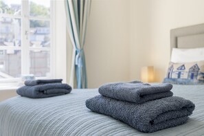 2 bedrooms, iron/ironing board, free WiFi, bed sheets - Old Mill Court, Charming Mews House with Parking (Brixham)