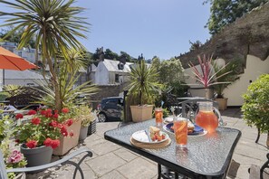 Outdoor dining - Old Mill Court, Charming Mews House with Parking (Brixham)