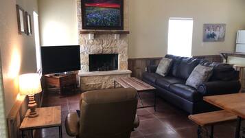 Fernseher, Kamin, Tischtennisplatte