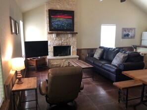 Televisión, chimenea, mesa de ping pong