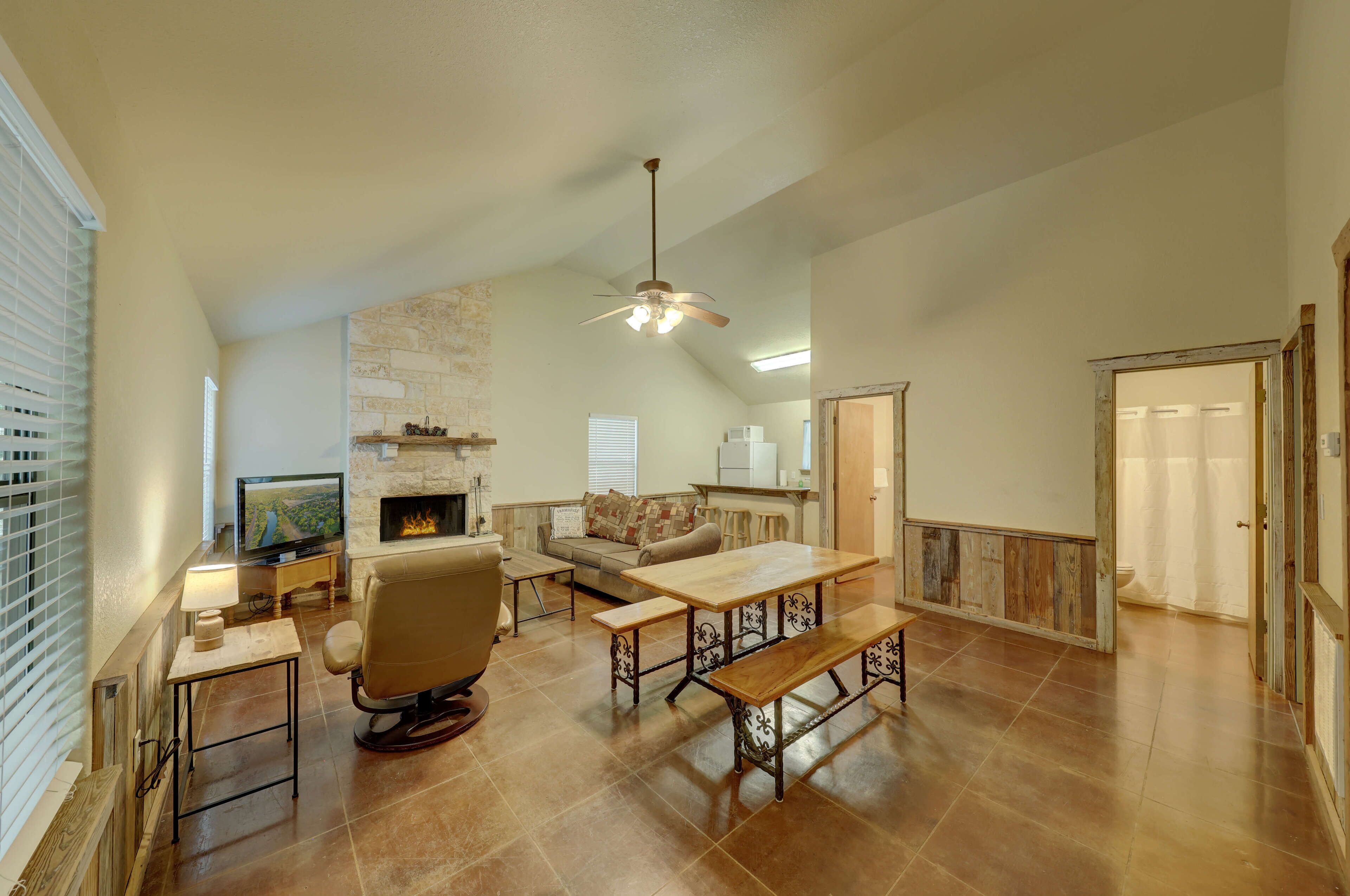 Fernseher, Kamin, Tischtennisplatte