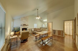 Televisión, chimenea, mesa de ping pong