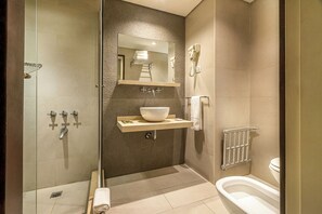 Dusche, Bidet, Handtücher