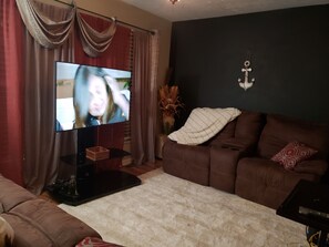 Smart TV - Balcony,  Washer/Dryer,  Gym, Pool, Coffee shop, Side Walks, The Goat Restaurant (New Albany)