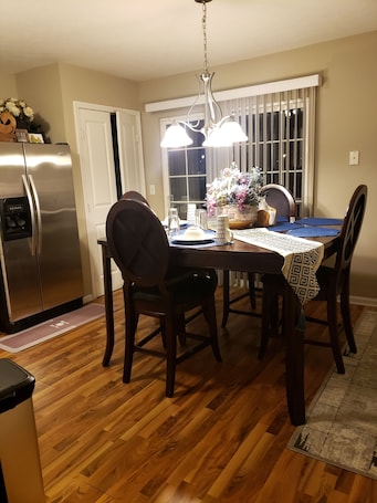 Dining. Balcony, Washer/Dryer, Gym, Pool, Coffee shop, Side Walks, The Goat Restaurant