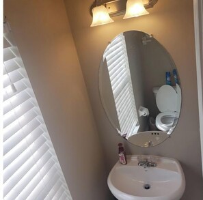 Duschwanne, Haartrockner, Handtücher, Seife