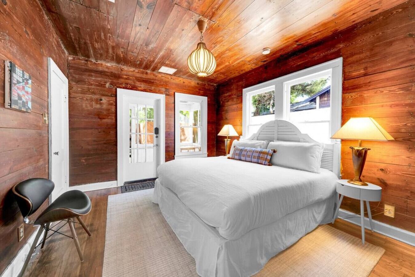 2 soverom, skrivebord, strykejern/-brett og wi-fi