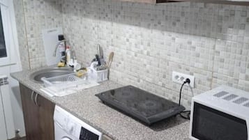 Refrigerador, microondas, utensilios de cocina y toallas de papel