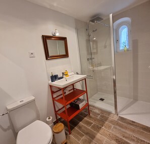 Douche, articles de toilette gratuits, sèche-cheveux