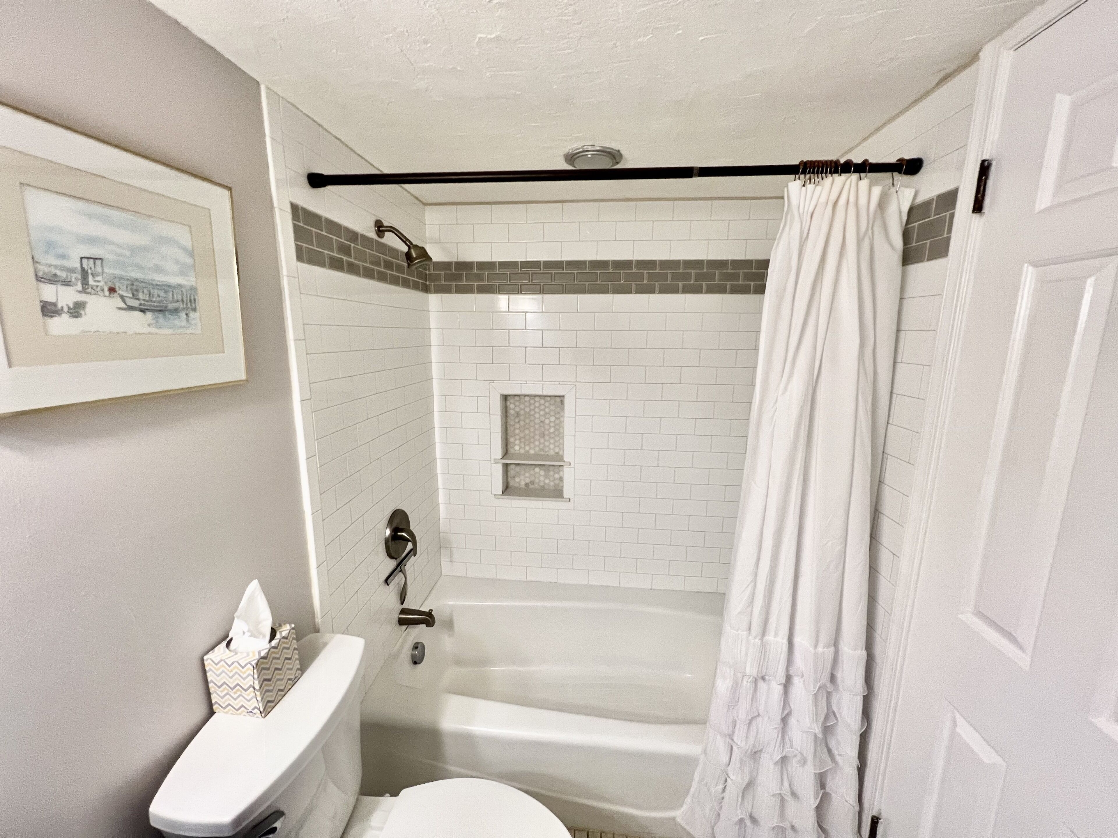 Combined shower/tub