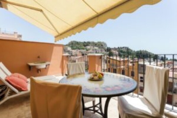 Outdoor dining - Teatro Greco Apartment/Vilagos Apartments & Loft Taormina (Taormina)