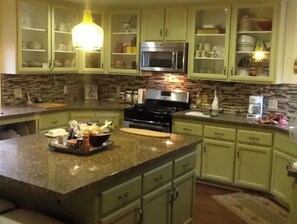 Private kitchen - Hallelujah Forest (Big Bear Lake)