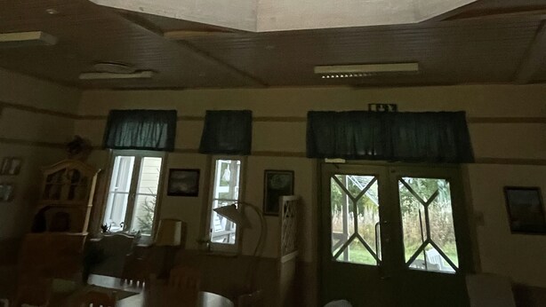 Una habitación con techo inclinado y ventanas de tragaluz.