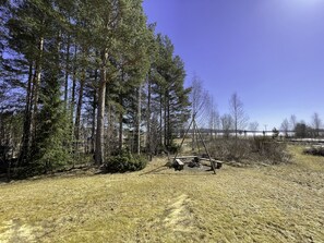 Design Apartment, 2 Single Beds, Non Smoking, Lake View | Garden view - Hus Hotell Hunge AB (Bracke)