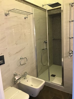 Shower, hair dryer, bathrobes, bidet - Quattro Fontane Apartment/Vilagos Apartments & Loft Taormina (Taormina)