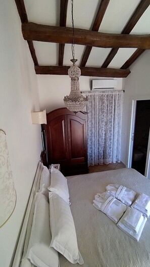 1 habitación, tabla de planchar con plancha y cuna de viaje