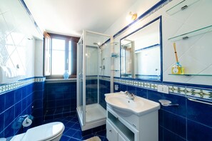 Ducha, secador de pelo, bidé y toallas