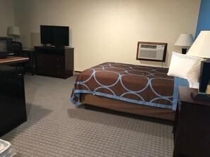 Laptop workspace, iron/ironing board, free WiFi, bed sheets - AmeriVu Inn & Suites (Eau Claire)