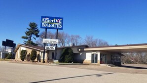 An AmeriVu Inn & Suites with a clear signboard, a single-story building, and a parking lot. - AmeriVu Inn & Suites (Eau Claire)