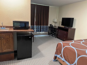 Deluxe Suite, 1 Bedroom | Laptop workspace, iron/ironing board, free WiFi, bed sheets - AmeriVu Inn & Suites (Eau Claire)