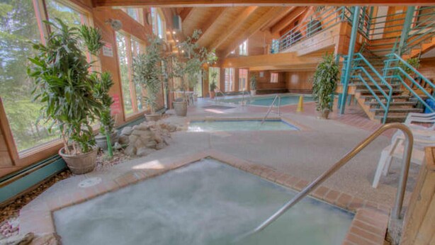 Ein Wellnessbereich mit Whirlpools und Holzbauweise.