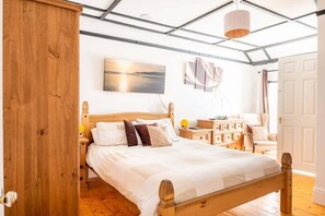 4 bedrooms, desk, iron/ironing board, travel cot - Cosy Welsh Cottage in St Davids Centre with Garden (St Davids)