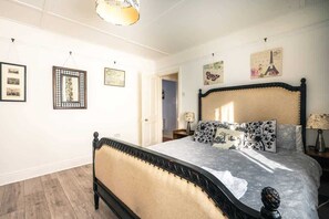 4 bedrooms, desk, iron/ironing board, travel crib