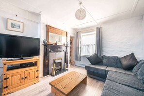 TV, fireplace, table football, streaming services - Cosy Welsh Cottage in St Davids Centre with Garden (St Davids)