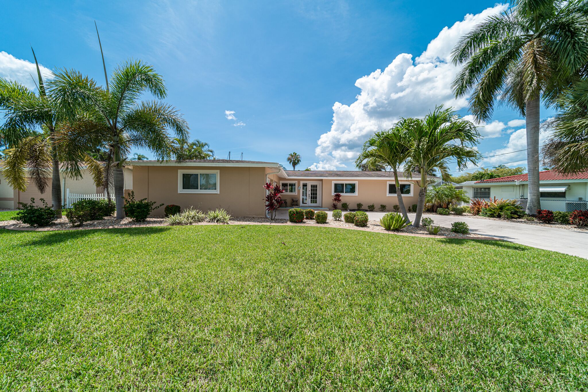"FLAMINGO FIESTA" Waterfront 3 bedroom pool home with Gulf Access