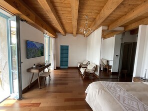 Camera Luxury, 1 camera da letto, vista mare | Con stile personalizzato, con arredamento individuale, una scrivania
