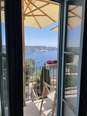 Luxe kamer, 1 slaapkamer, uitzicht op zee | Individueel gedecoreerd, individueel gemeubileerd, een bureau