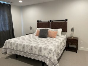 4 間睡房、書桌、熨斗/熨衫板、可攜式嬰兒床