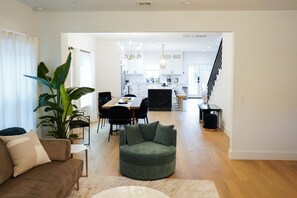 Älytelevisio, takka, videopelejä, pöytätennispöytä