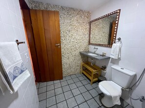 Een douche, handdoeken, zeep, toiletpapier