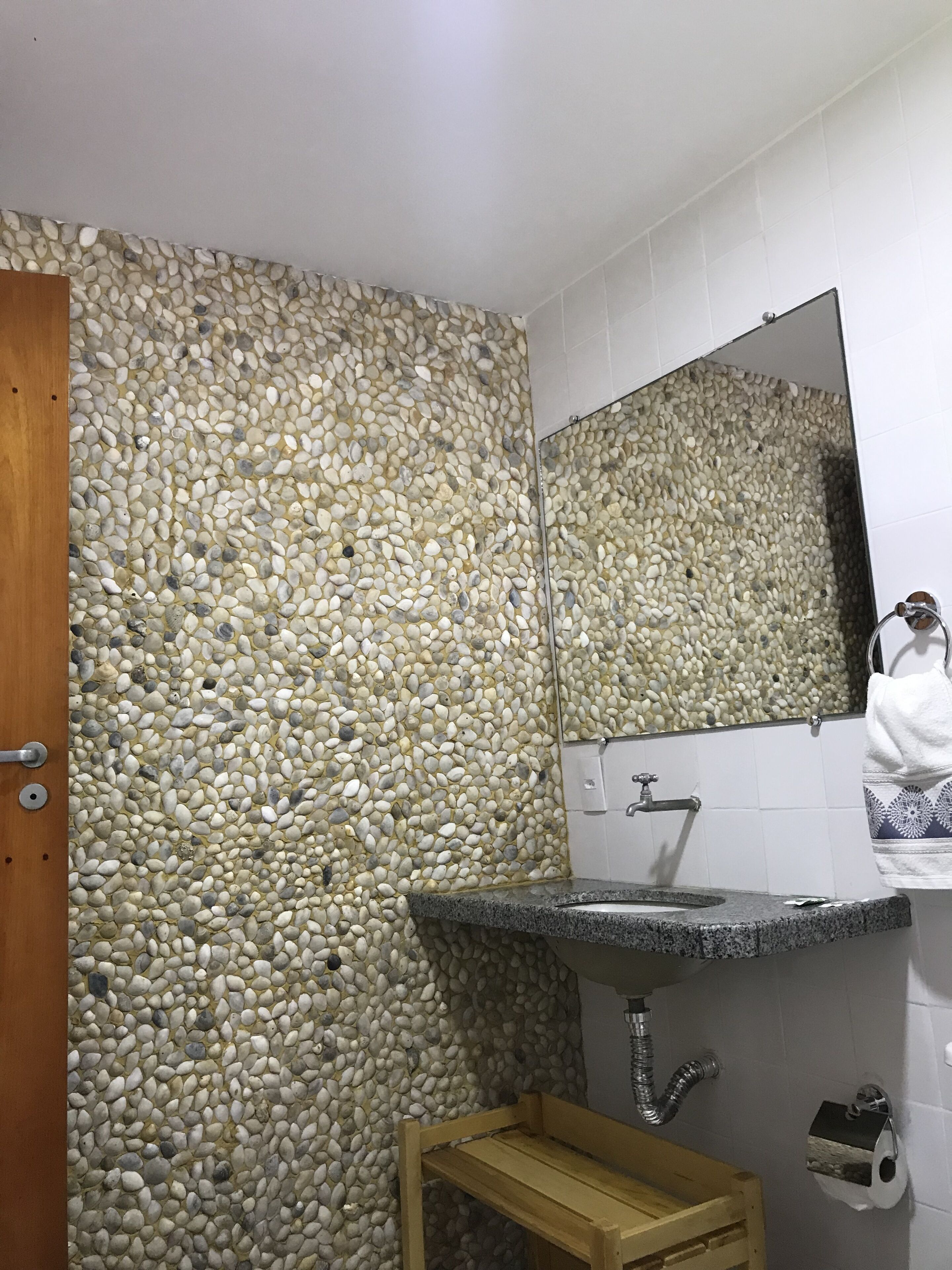 Doccia, asciugamani, sapone, carta igienica