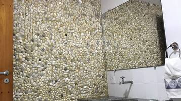 Doccia, asciugamani, sapone, carta igienica