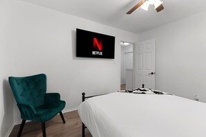 1 habitación, escritorio, tabla de planchar con plancha y cuna de viaje