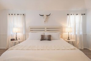 1 bedroom, desk, iron/ironing board, travel crib - Timeless-Texas-Inn • Heated Pool Oasis • LUX Vibe (Round Rock)