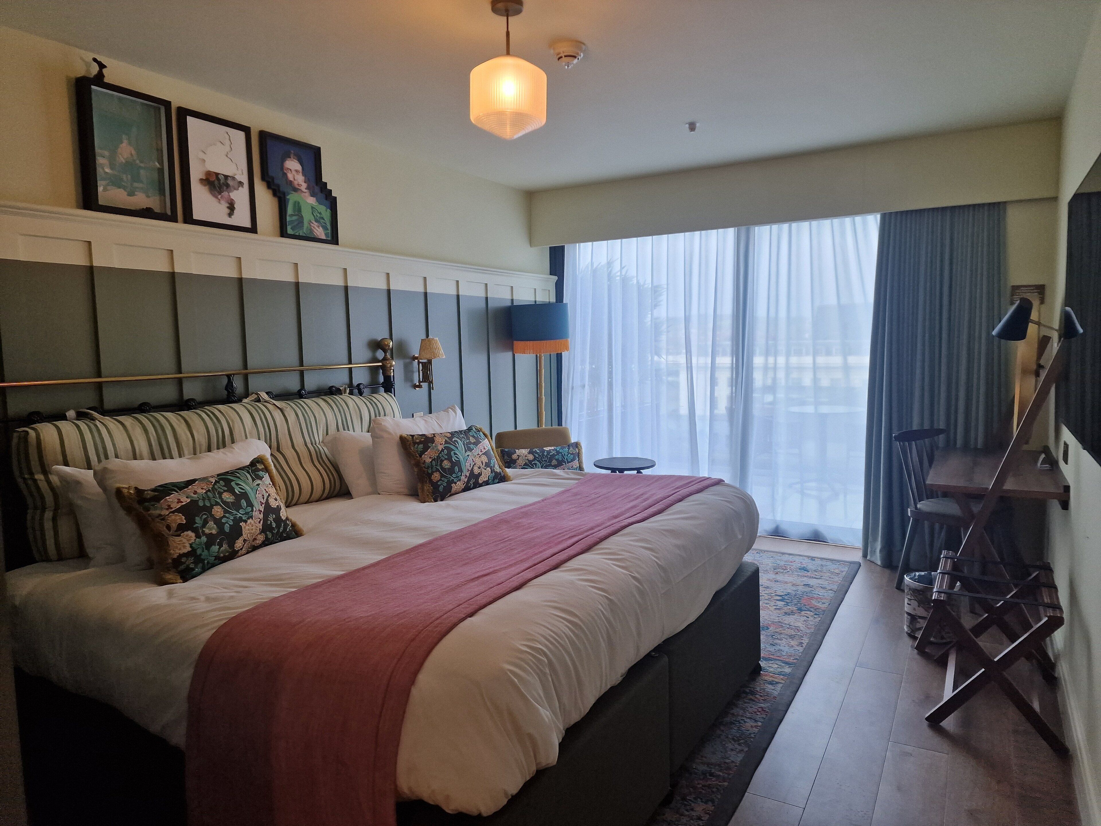 ห้องพรีเมียม, เตียงคิงไซส์ 1 เตียง, ระเบียง, วิวเมือง | ตู้นิรภัยในห้องพัก, ห้องพักตกแต่งอย่างมีเอกลักษณ์, ตกแต่งพิเศษโดยเฉพาะ