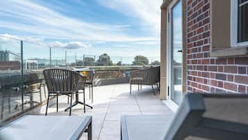 Premium Room, 1 King Bed, Balcony | Balcony