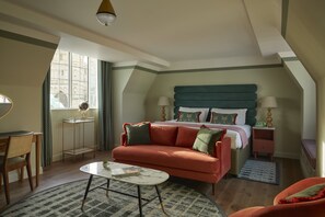 套房, 1 张特大床, 转角 (Super King) | 客房内保险箱、特色装修、特色家居、办公桌